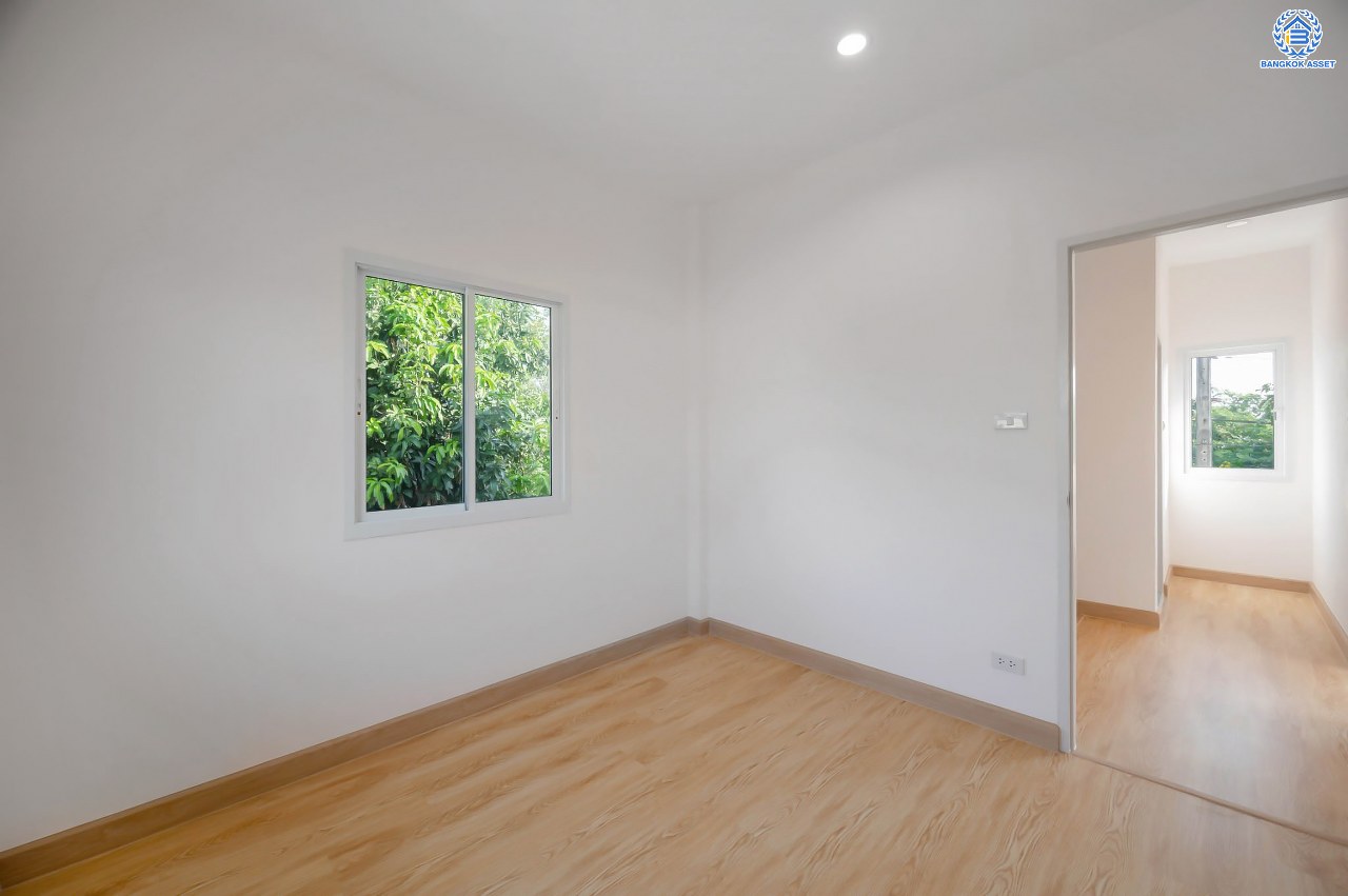 บ้านมือสองตกแต่งใหม่ โครงการ ประดับดาว5-6 ท่าอิฐ ตกแต่งครบครัน พร้อมอยู่ บนเนื้อที่ 52.8 ตร.ว. พื้นที่ใช้สอย 104.5 ตร.ม.  พร้อมฟังก์ชัน 3 ห้องนอน 2 ห้องน้ำ จอดรถได้ 1 คัน พื้นที่ใช้สอยกว้างขวาง บนทำเลที่ดีที่สุด เชื่อมต่อได้หลายเส้นทาง ใกล้รถไฟฟ้าสายสีม่วง "สถานีบางรักน้อยท่าอิฐ"